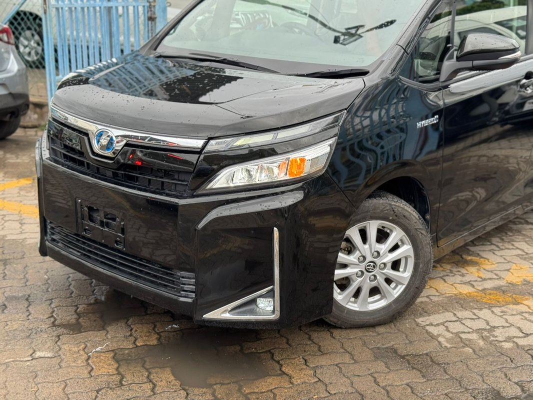 Toyota VOXY - Image 2
