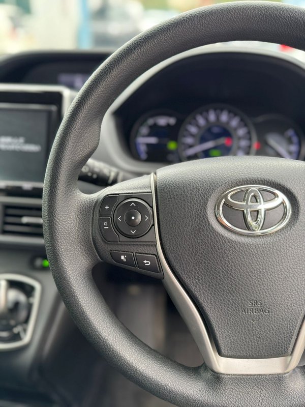 Toyota VOXY - Image 4