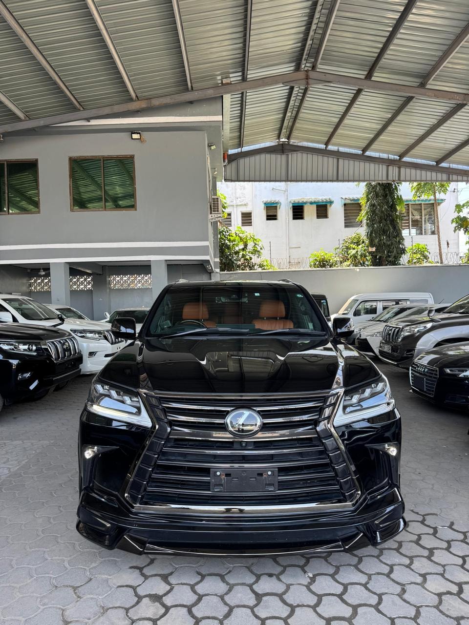 Lexus LX 570 - Image 9