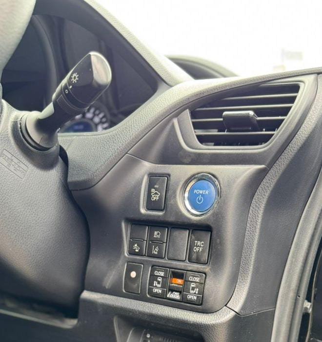 Toyota VOXY - Image 7