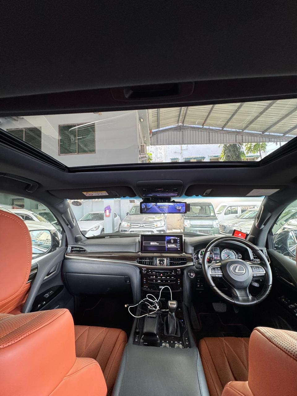 Lexus LX 570 - Image 8