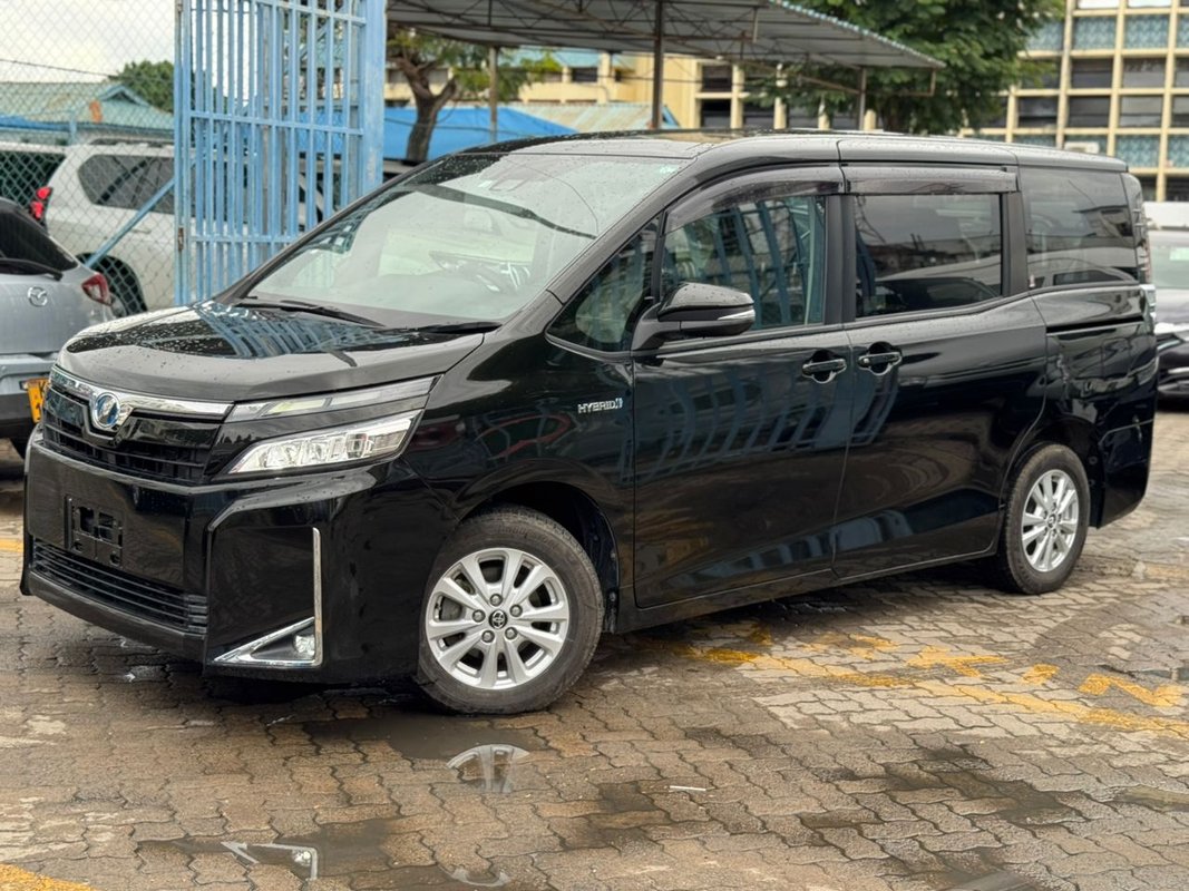 Toyota VOXY - Image 1