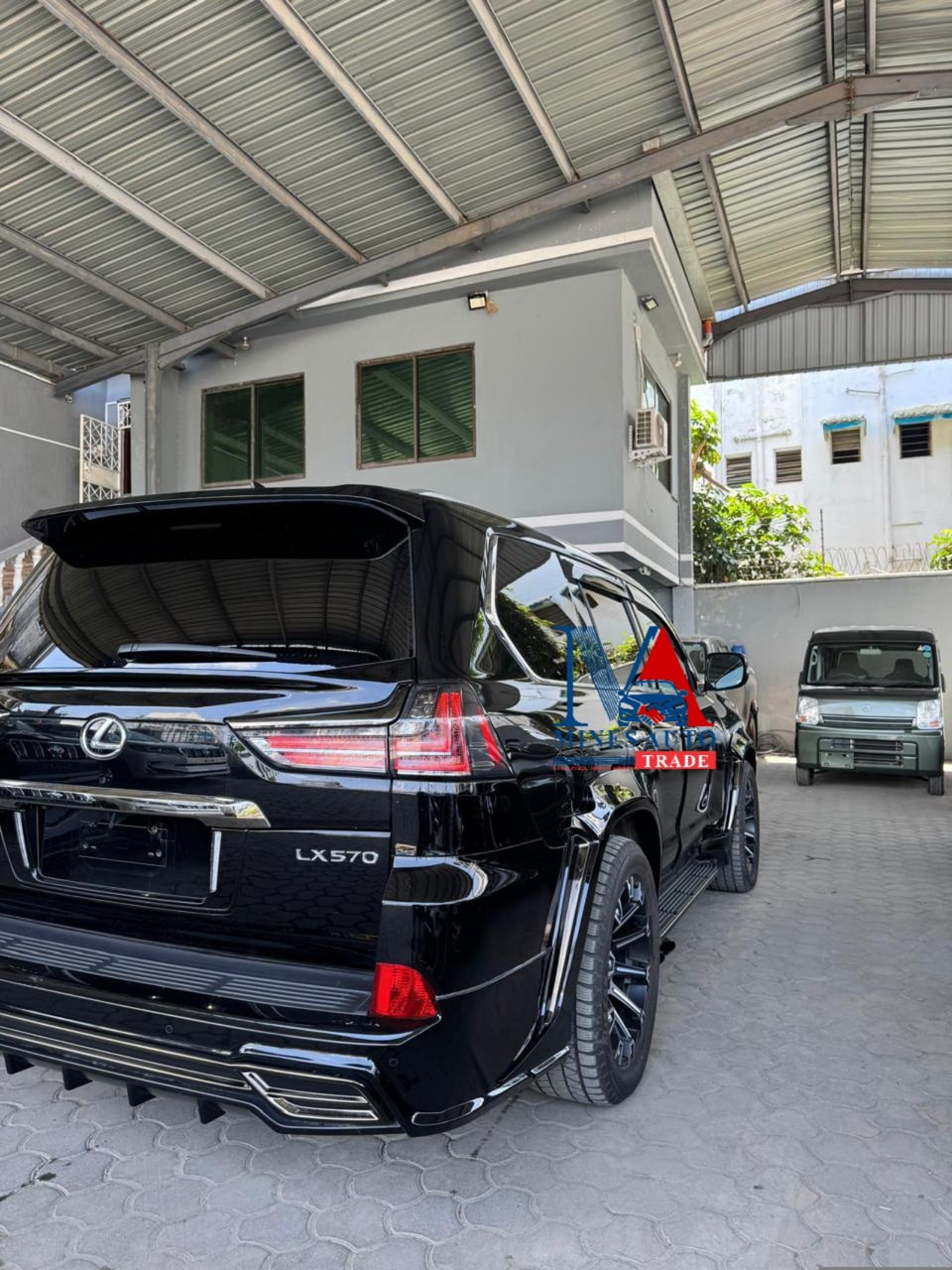 Lexus LX 570 - Image 2