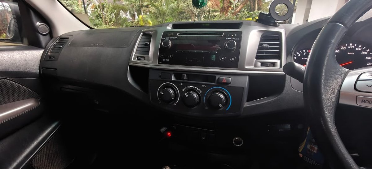 Toyota Hilux - Image 8