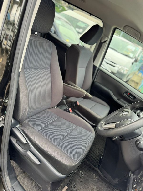 Toyota VOXY - Image 5