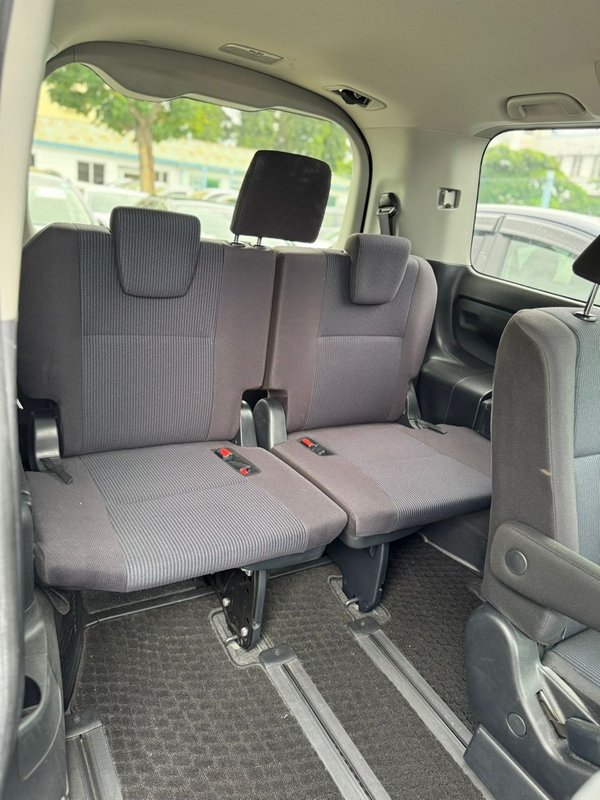 Toyota VOXY - Image 9