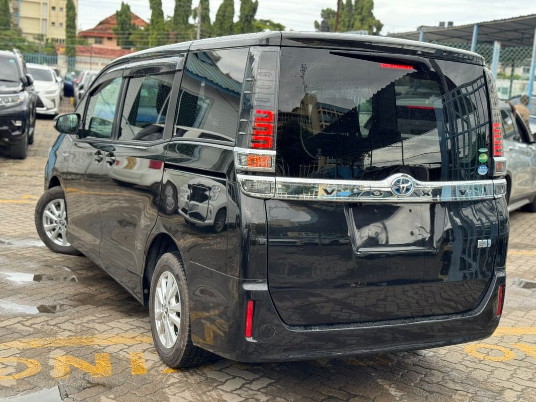 Toyota VOXY - Image 3