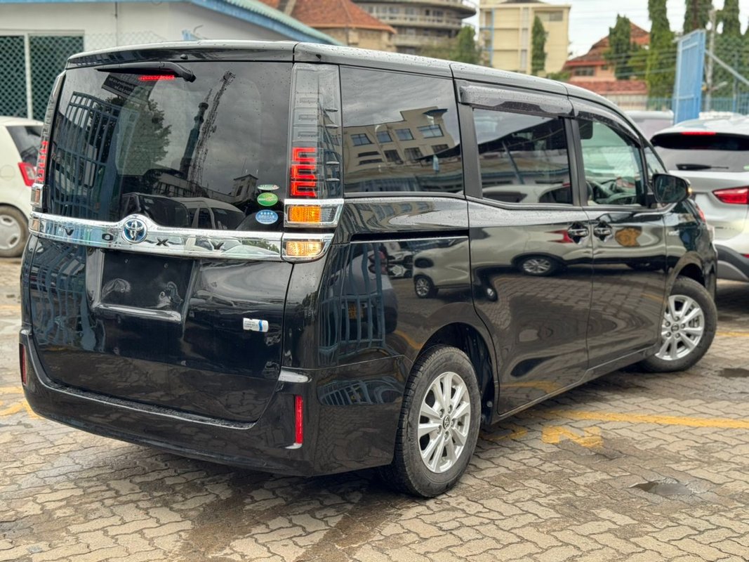 Toyota VOXY - Image 10