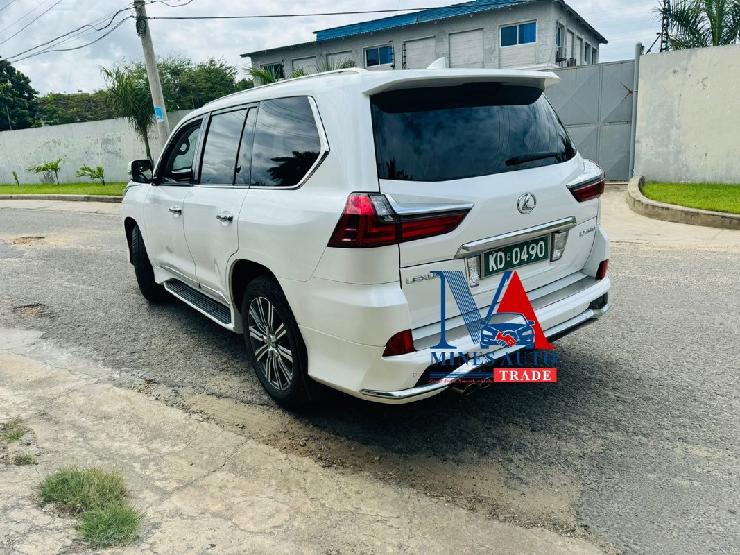 Toyota LX 570 - Image 1