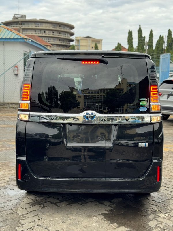 Toyota VOXY - Image 8